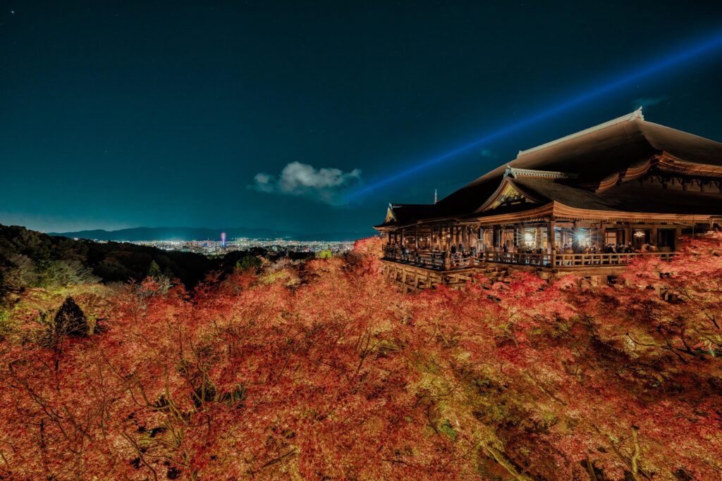 京都の名所清水寺、秋にになると益々きれいに見えます。